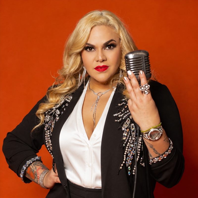 Yara Rey performing